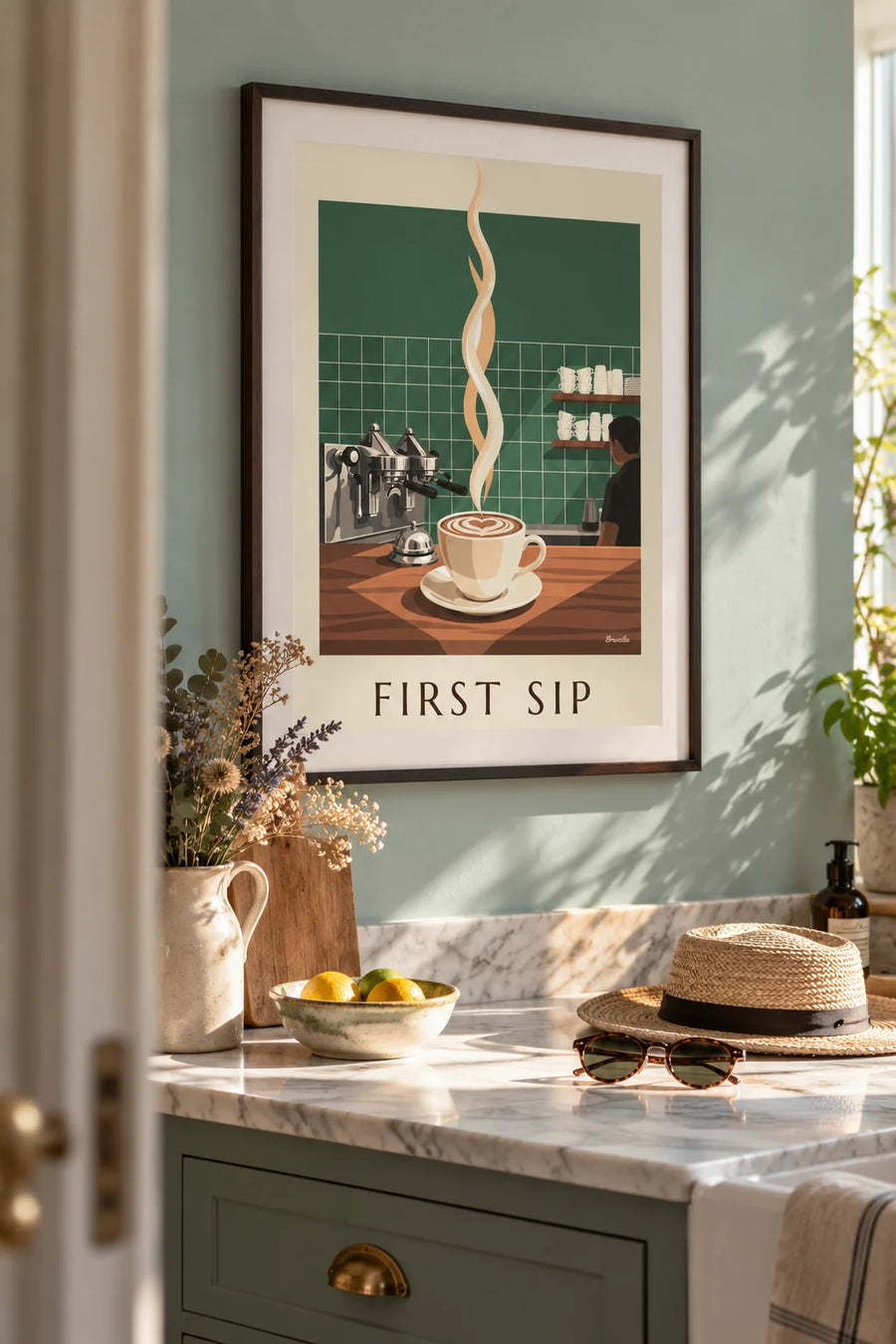 Affiche cappuccino au cœur de mousse sur un comptoir de café : encadrée au mur