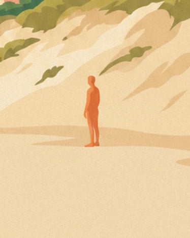 Une silhouette orangée au pied des dunes blondes parsemées de végétation