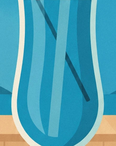 Le verre bleu allongé et sa paille sombre devant les eaux turquoise du lagon