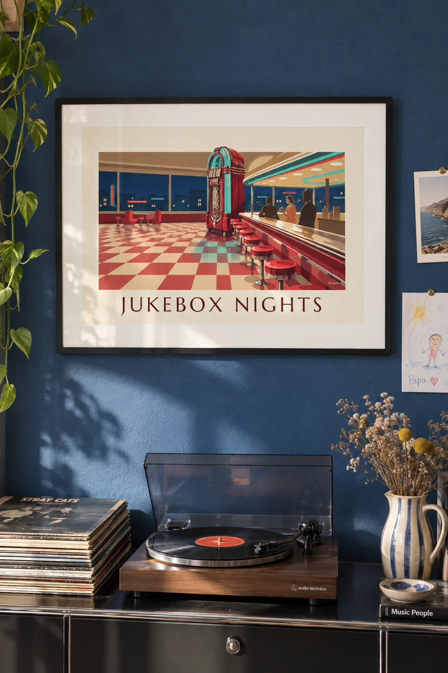 Affiche juke-box illuminé dans un diner américain : encadrée au mur