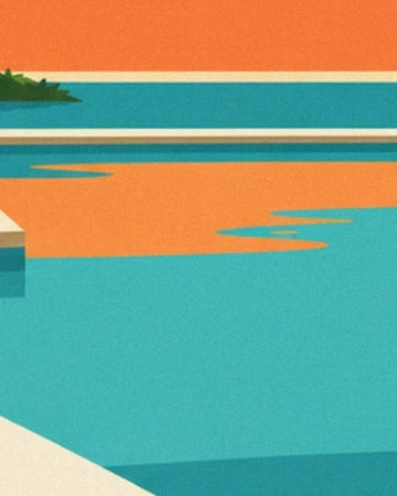 L’eau turquoise de la piscine et ses reflets orangés, entre les margelles crème