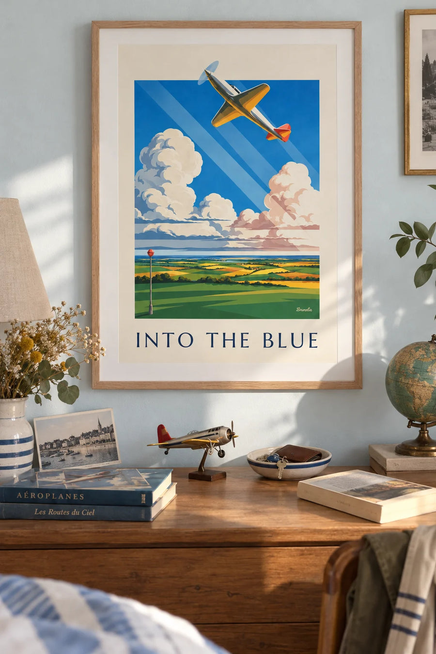 Affiche avion à hélices entre les nuages au-dessus des champs : encadrée au mur