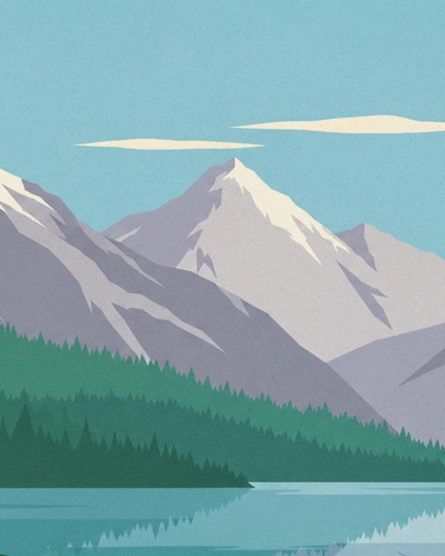 Les sommets enneigés au-dessus des forêts de conifères et du lac turquoise