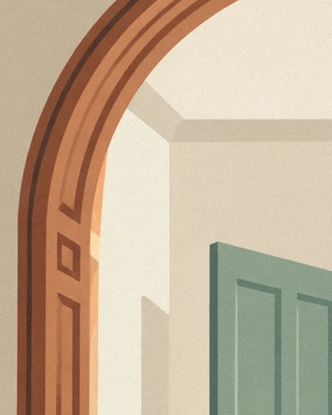 L’arche en bois mouluré et le volet vert dans la lumière de la chambre