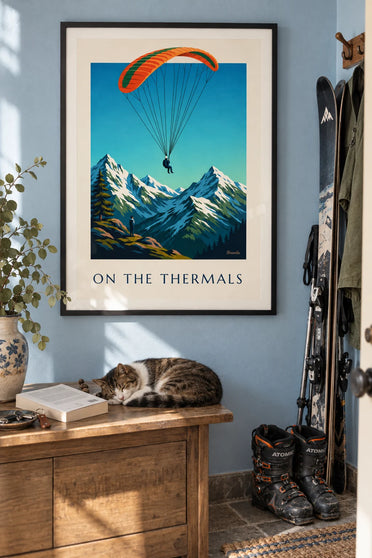 Affiche parapentiste au-dessus des sommets enneigés : encadrée au mur