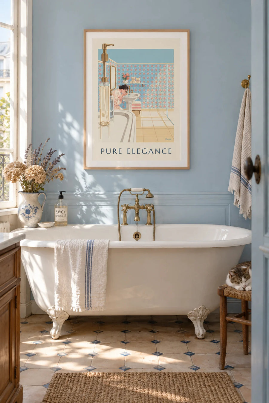 Affiche salle de bain ensoleillée, savons et lavabo en porcelaine : encadrée au mur