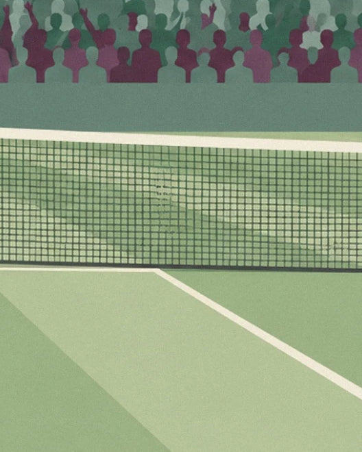 Le filet à mailles sombres et les lignes blanches sur le gazon du court de tennis
