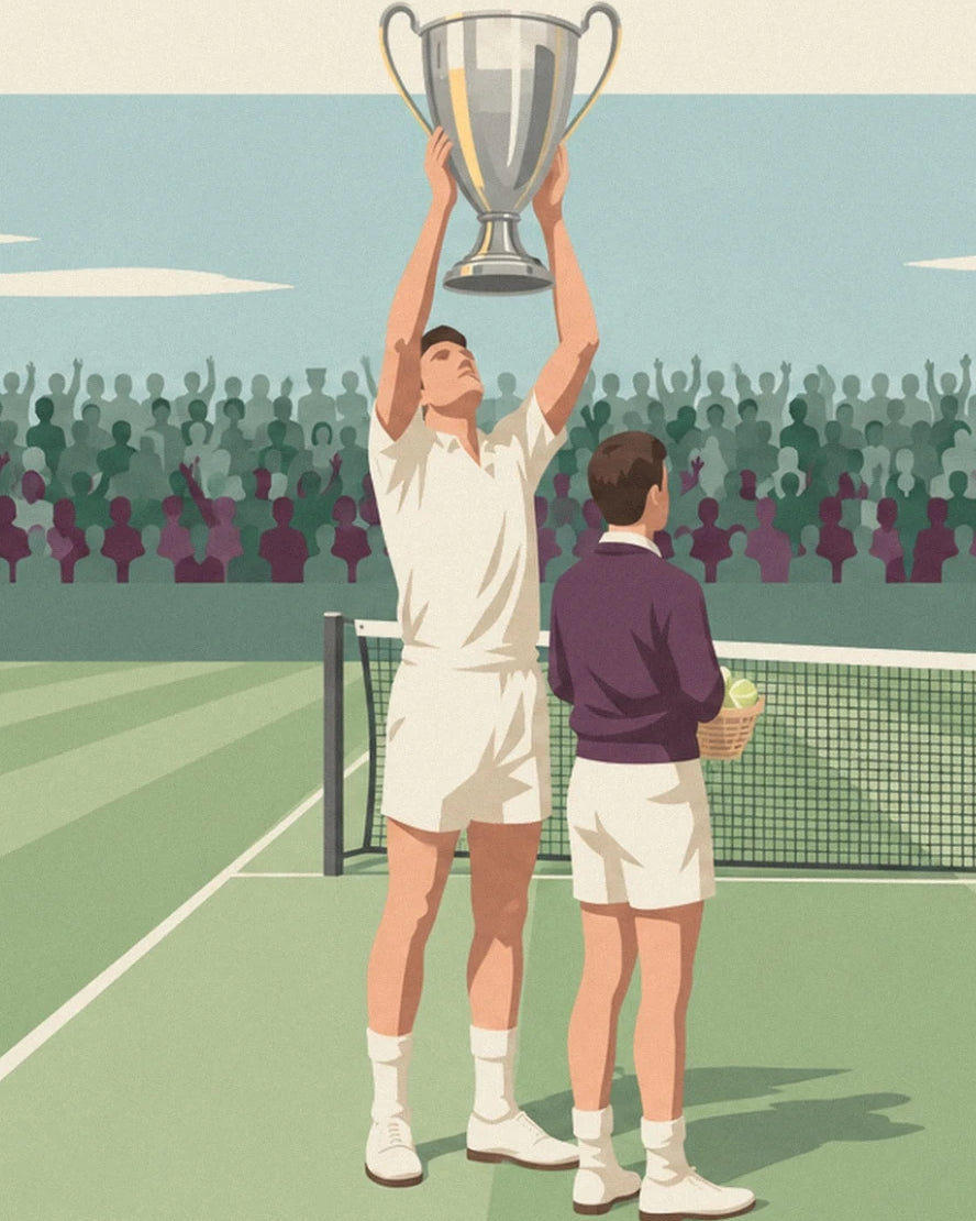 Le champion en tenue blanche levant sa coupe argentée près du ramasseur de balles