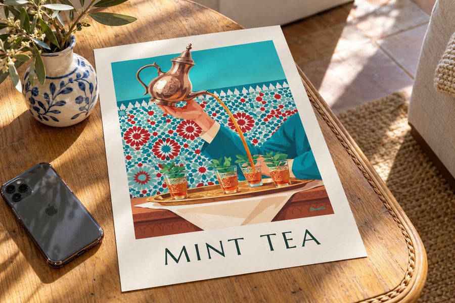 Affiche thé à la menthe servi dans des verres ciselés : posée sur une table