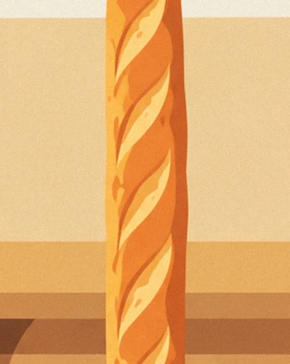 Une baguette dorée aux entailles obliques devant le mur crème de la boulangerie