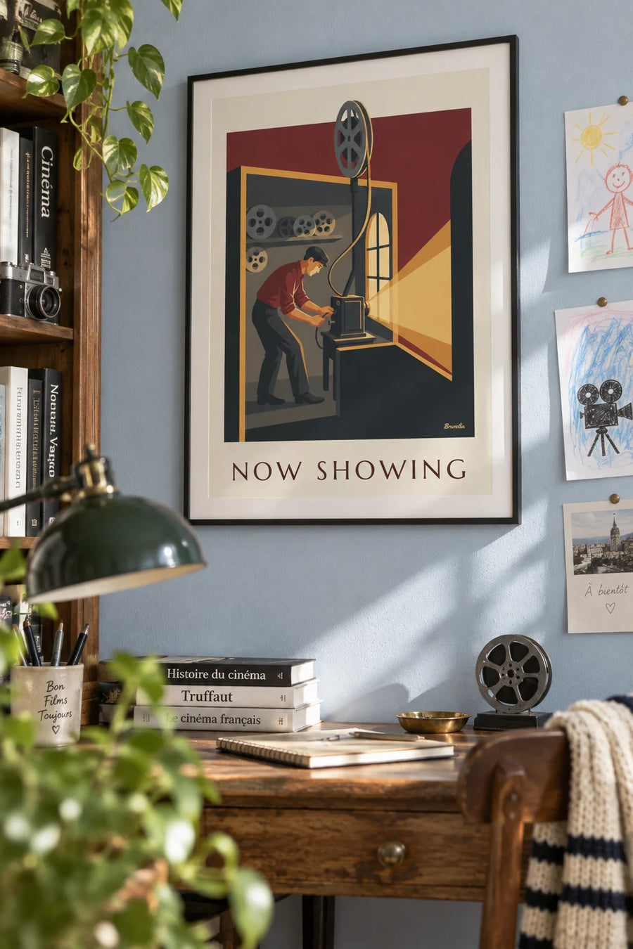Affiche projectionniste de cinéma et pellicule : encadrée au mur