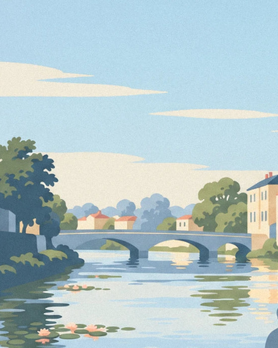Le pont aux arches de pierre sur la Mayenne, parmi les arbres et les nénuphars fleuris