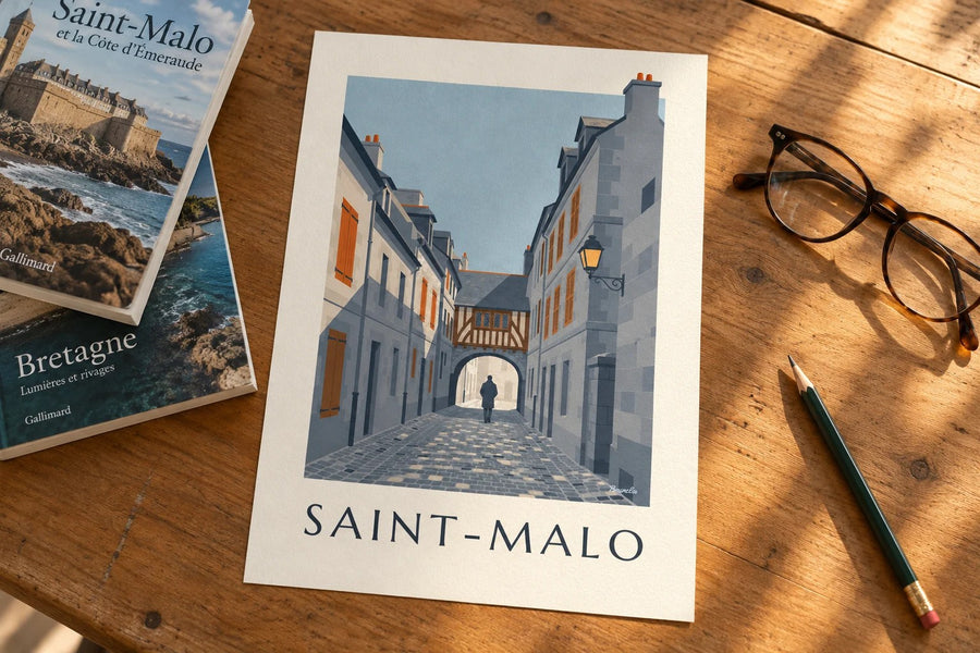 Affiche ruelle de Saint-Malo intra-muros : posée sur une table