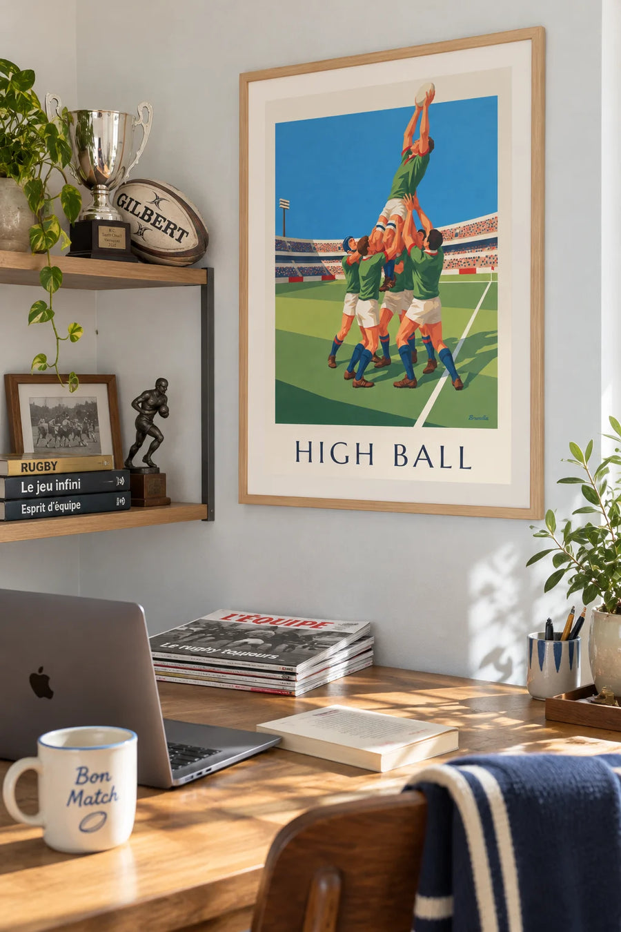 Affiche rugbyman en saut en touche attrapant le ballon : encadrée au mur