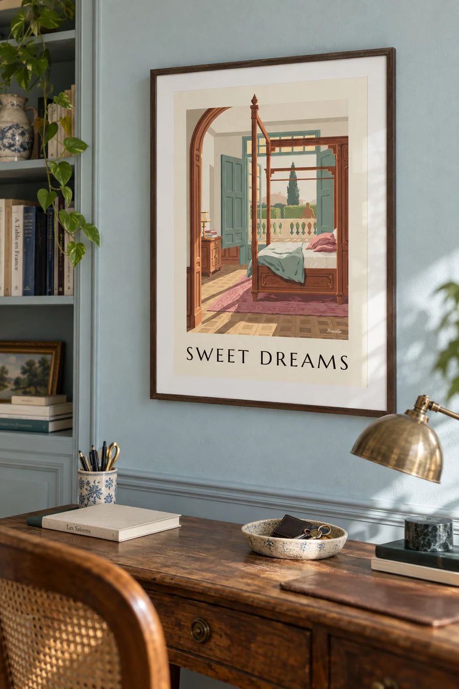 Affiche lit ancien en bois sculpté dans une chambre ensoleillée : encadrée au mur