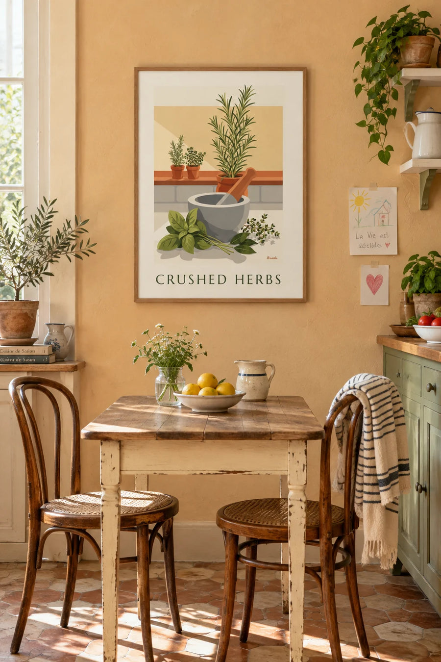 Affiche mortier, pilon et herbes aromatiques : encadrée au mur