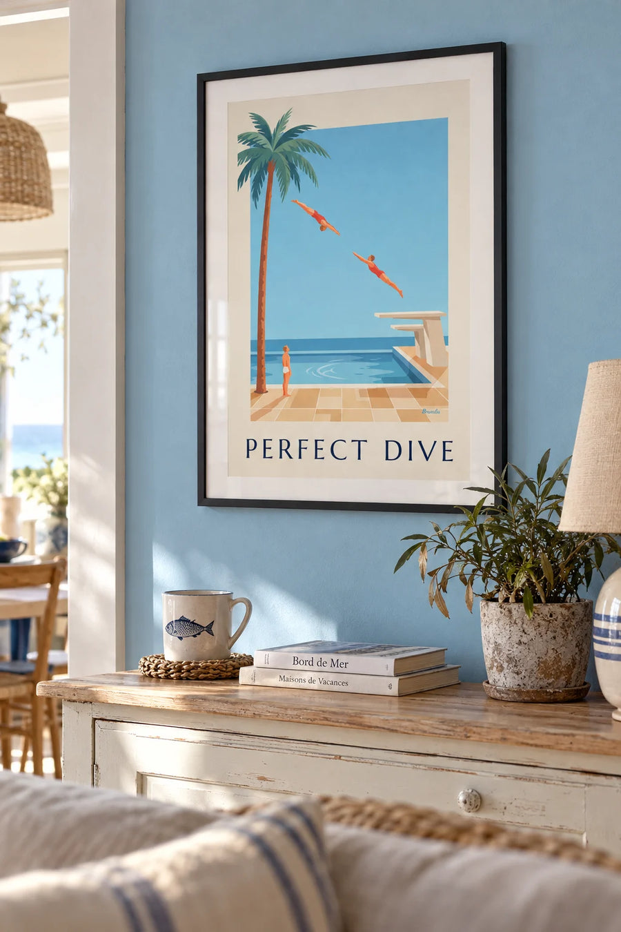 Affiche plongeur en plein plongeon au-dessus d’une piscine : encadrée au mur