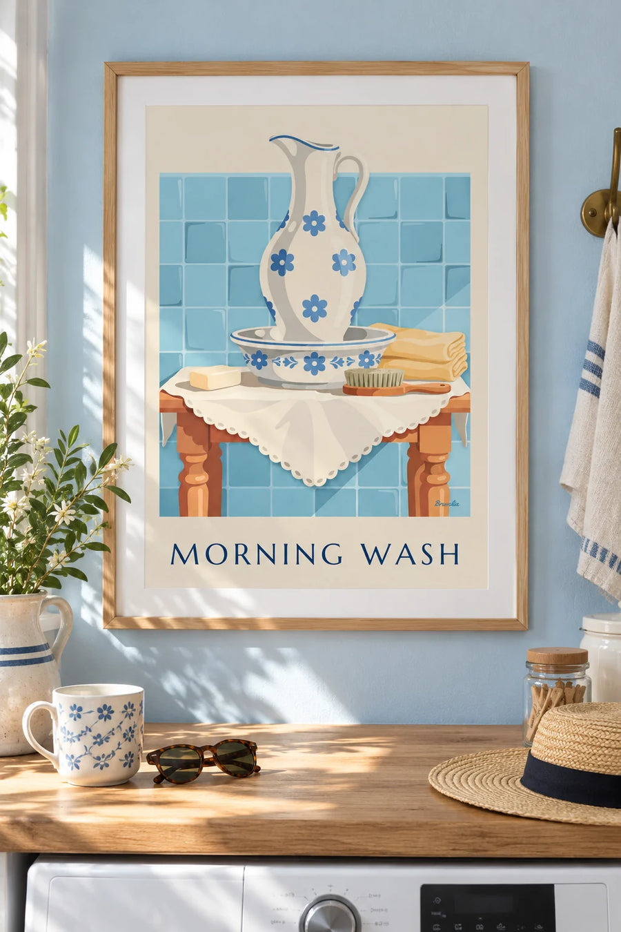 Affiche broc et cuvette en faïence sur la table de toilette : encadrée au mur