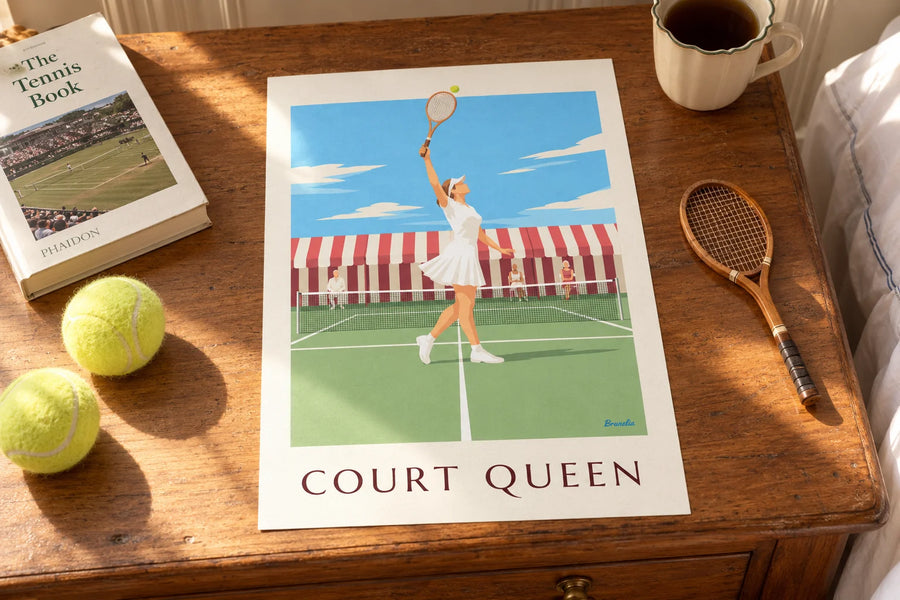 Affiche joueuse de tennis en jupe plissée et visière sur gazon : posée sur une table