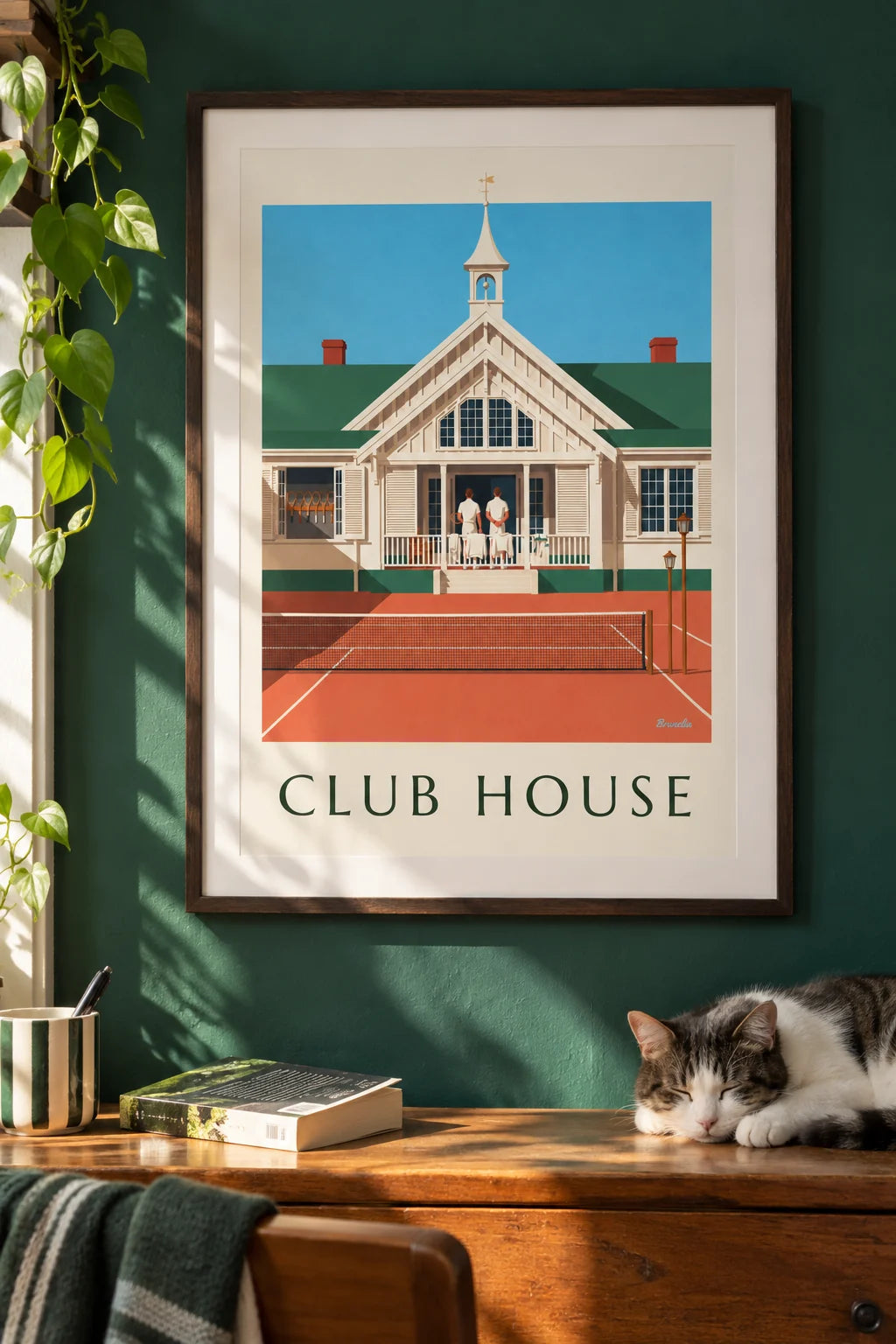 Mise en situation de Affiche vestiaire de club de tennis et raquettes en bois