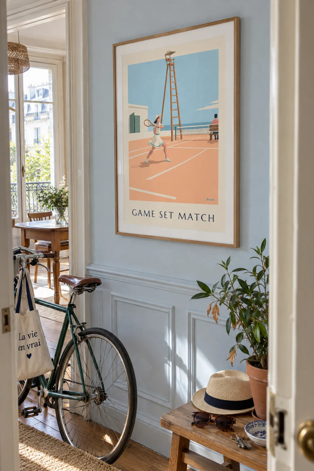 Mise en situation de Affiche joueuse de tennis en chapeau et robe cintrée