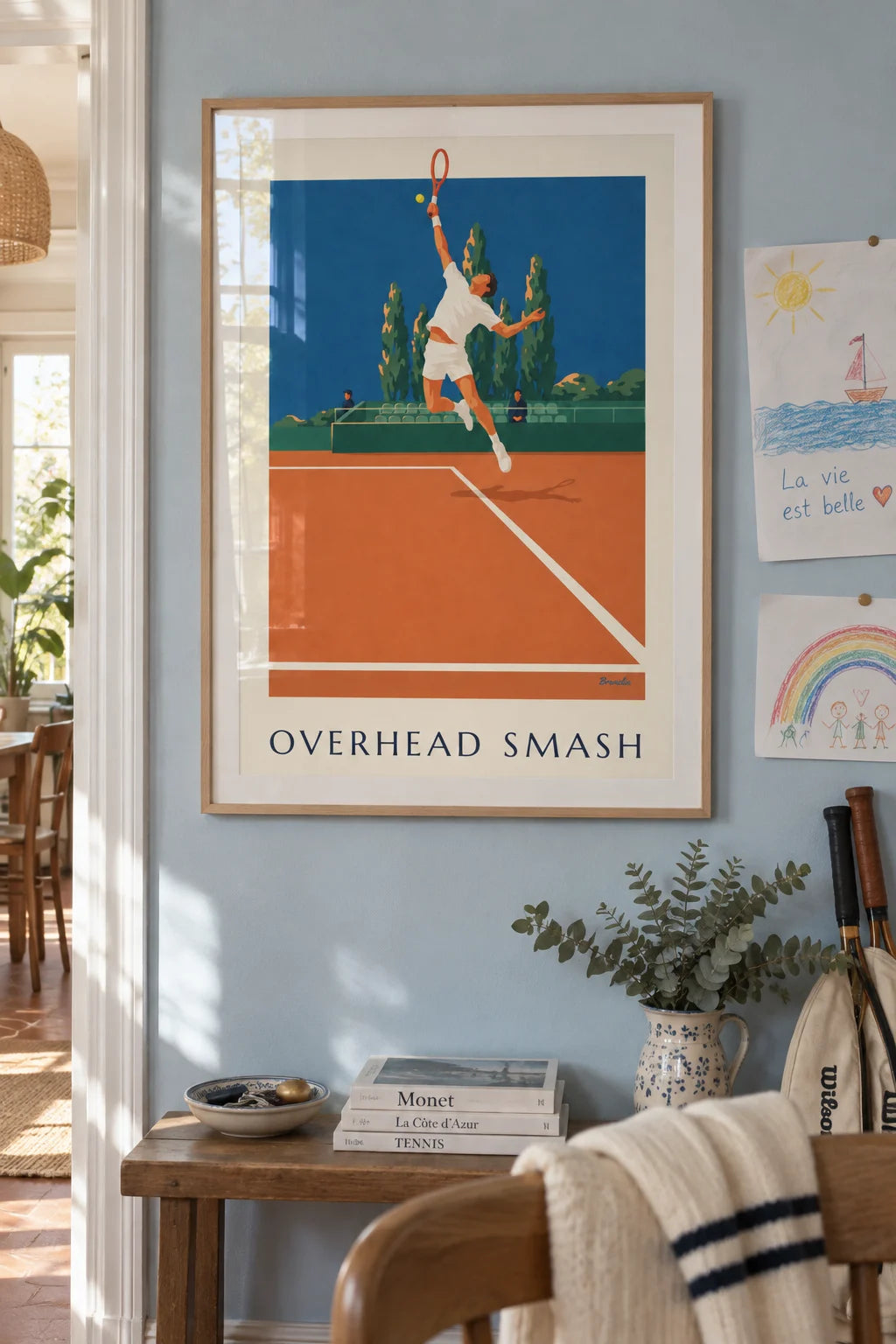 Mise en situation de Affiche joueur de tennis en plein smash sur terre battue