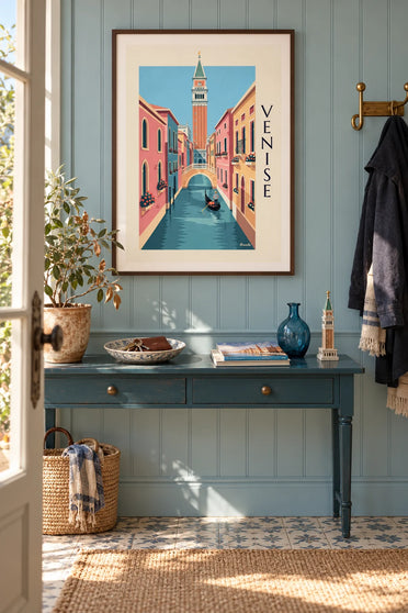 Affiche gondolier sur un petit canal sous le Campanile de Venise : encadrée au mur