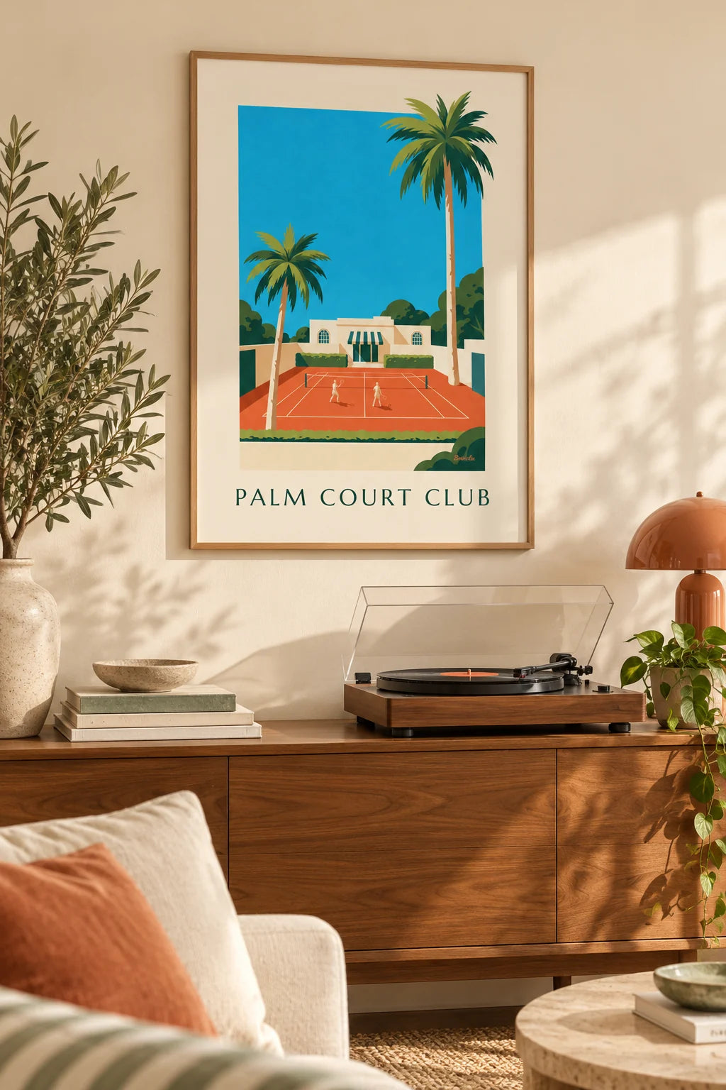 Mise en situation de Affiche club de tennis et court en terre battue bordé de palmiers