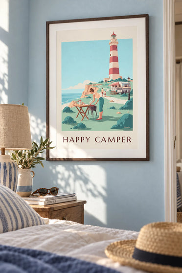 Affiche pin-up au camping devant sa caravane au bord de mer : encadrée au mur